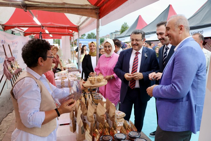 trabzonda-karadeniz-kultur-ve-sanat-festivali-basladi-12.jpg