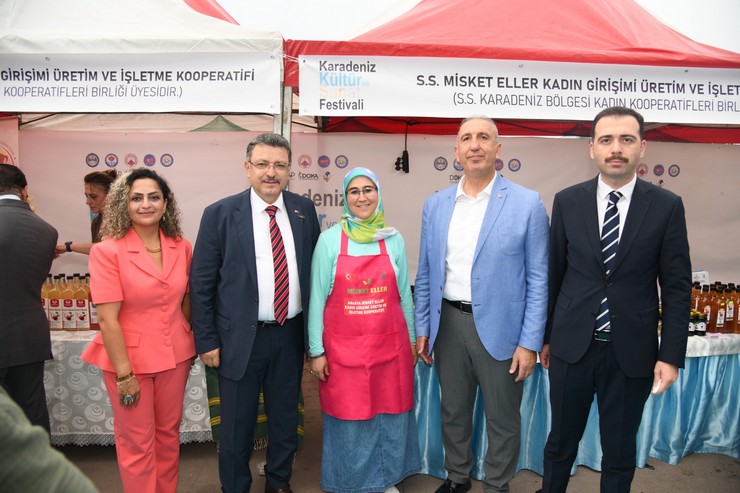 trabzonda-karadeniz-kultur-ve-sanat-festivali-basladi-5.jpg
