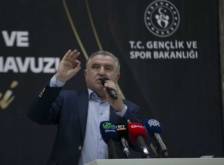 bakan-bak-ardesen-genclik-merkezi-ve-yari-olimpik-yuzme-havuzunun-acilisinda-konustu-2.jpg