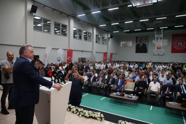 bakan-bak-ardesen-genclik-merkezi-ve-yari-olimpik-yuzme-havuzunun-acilisinda-konustu-3.jpg