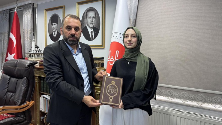 rizede-hafizlikla-taclanan-akademik-zafer-5.jpg