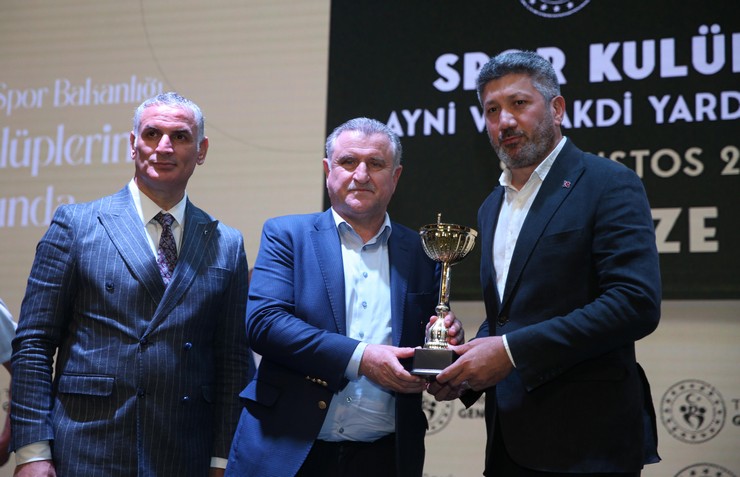 genclik-ve-spor-bakani-bak-rizede-amator-spor-kulupleri-odul-toreninde-konustu-3.jpg