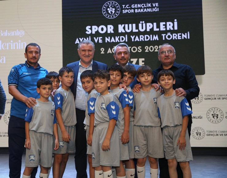 genclik-ve-spor-bakani-bak-rizede-amator-spor-kulupleri-odul-toreninde-konustu-4.jpg