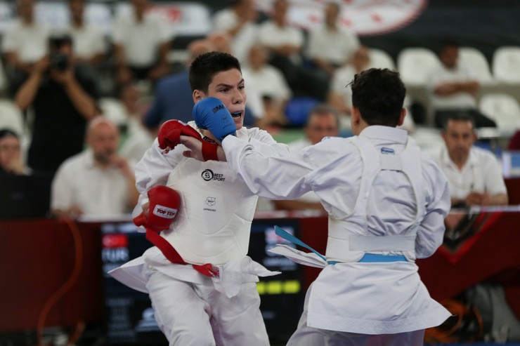 genclik-ve-spor-bakani-osman-askin-bak-karadeniz-hazar-ulkeleri-karate-sampiyonasinin-acilisina-katildi-4.jpg