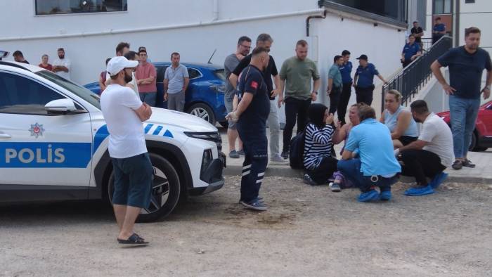 Eşini Ve Oğlunu Öldüren Şahıs Bıçakla İntihara Kalkıştı