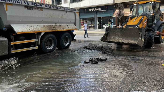 Ünye’de Şebeke Suyu Borusu Patladı
