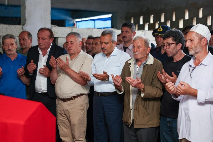 rizeli-kibris-gazisi-ahmet-cakmakcinin-cenazesi-salarha-rize-1.jpg