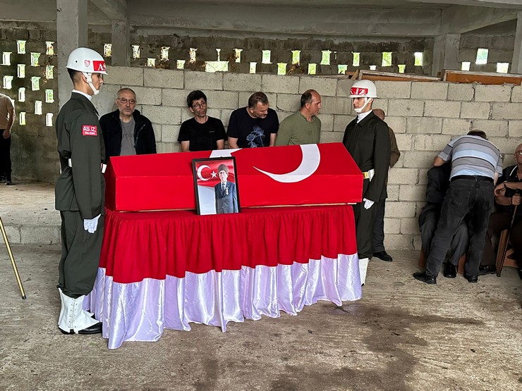 rizeli-kibris-gazisi-ahmet-cakmakcinin-cenazesi-salarha-rize-5.jpg