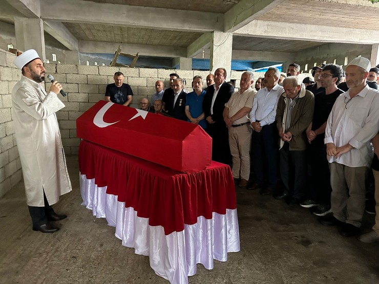 rizeli-kibris-gazisi-ahmet-cakmakcinin-cenazesi-salarha-rize-6.jpg