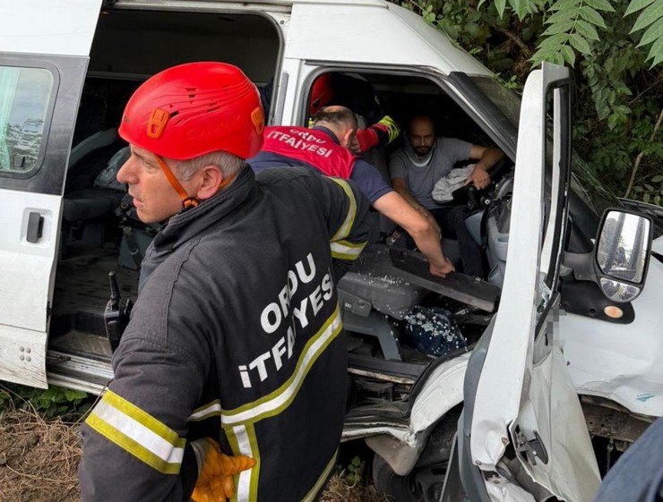 orduda-minibus-ile-otomobilin-carpistigi-kazada-7si-agir-16-kisi-yaralandi-2.jpg