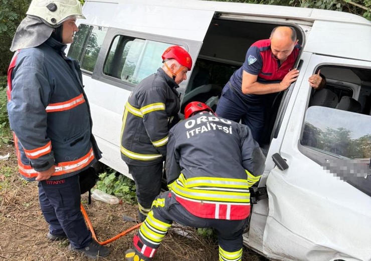 orduda-minibus-ile-otomobilin-carpistigi-kazada-7si-agir-16-kisi-yaralandi-3.jpg
