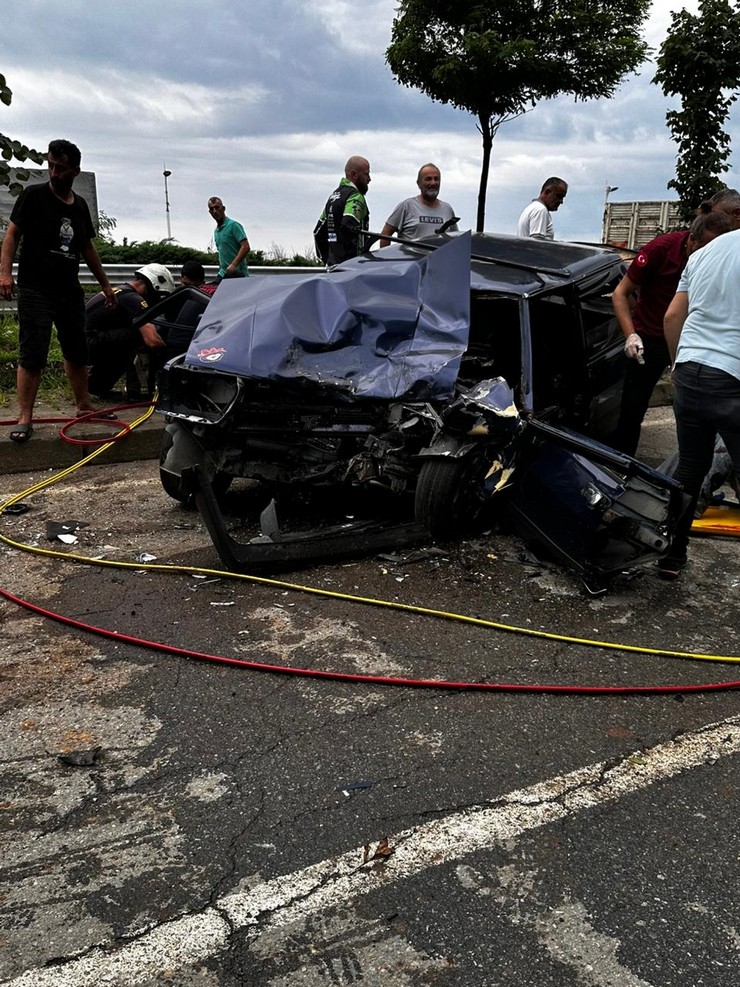 rizenin-pazar-ilcesinde-otomobil-ile-pikabin-carpistigi-trafik-kazasinda-6-kisi-yaralandi-1.jpg