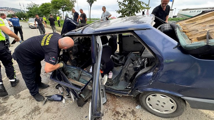 rizenin-pazar-ilcesinde-otomobil-ile-pikabin-carpistigi-trafik-kazasinda-6-kisi-yaralandi-3.jpg