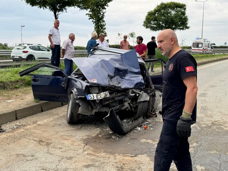rizenin-pazar-ilcesinde-otomobil-ile-pikabin-carpistigi-trafik-kazasinda-6-kisi-yaralandi-5.jpg