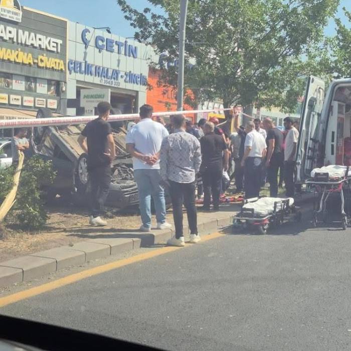 Ankara’da Kontrolden Çıkan Otomobil Refüje Devrildi