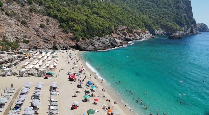 Alanya’da Sıcak Hava Sebebiyle Yerli Ve Yabancı Turistler Plajları Doldurdu