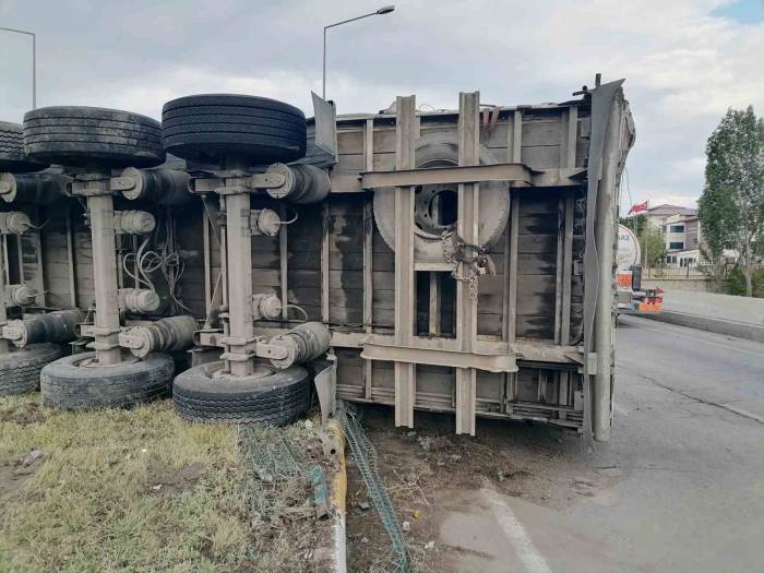 Freni Boşalan Tır Dehşet Saçtı