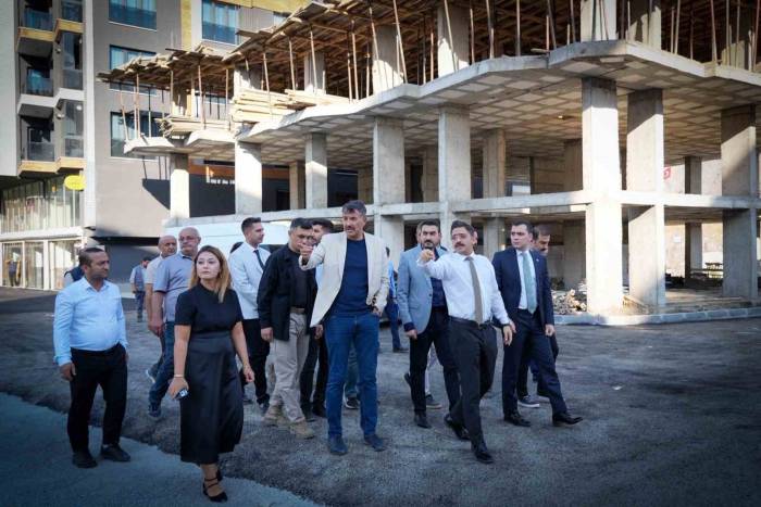 Vali Çelik, Hastanenin Acil Giriş Yolunu İnceledi