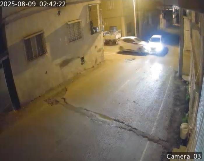 Kontrolsüz Giriş Yaptıkları Sokak Kesişimde Kafa Kafaya Çarpıştılar