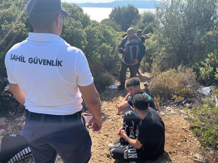 İzmir’de Karada Ve Denizde 23 Göçmen Yakalandı