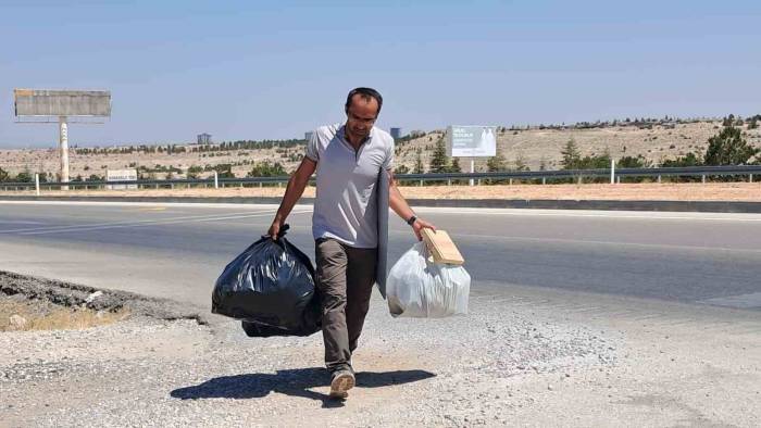 Kendini Doğaya Adayan Akademisyen 6 Yılda 10 Bin Poşet Çöp Topladı