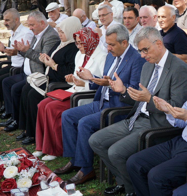 saglik-bakani-kemal-memisoglu-rizenin-eski-belediye-baskanlarindan-ekrem-orhonun-42inci-yil-donumu-dolayisiyla-duzenlenen-anma-etkinligine-katildi-6.jpg