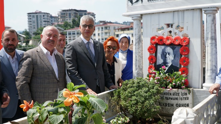saglik-bakani-kemal-memisoglu-rizenin-eski-belediye-baskanlarindan-ekrem-orhonun-42inci-yil-donumu-dolayisiyla-duzenlenen-anma-etkinligine-katildi-7.jpg