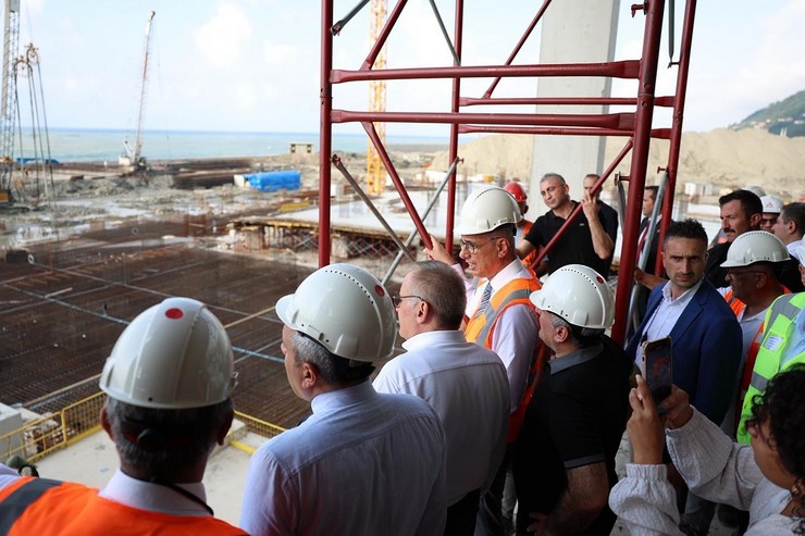 saglik-bakani-prof-dr-kemal-memisoglu-memleketi-rizede-yapimi-devam-eden-sehir-hastanesinin-insaat-alaninda-incelemede-1.jpg