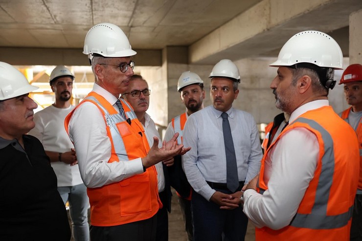 saglik-bakani-prof-dr-kemal-memisoglu-memleketi-rizede-yapimi-devam-eden-sehir-hastanesinin-insaat-alaninda-incelemede-2.jpg