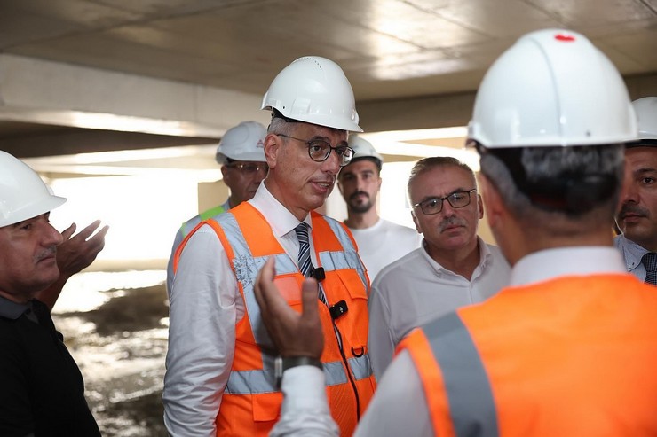 saglik-bakani-prof-dr-kemal-memisoglu-memleketi-rizede-yapimi-devam-eden-sehir-hastanesinin-insaat-alaninda-incelemede-3.jpg