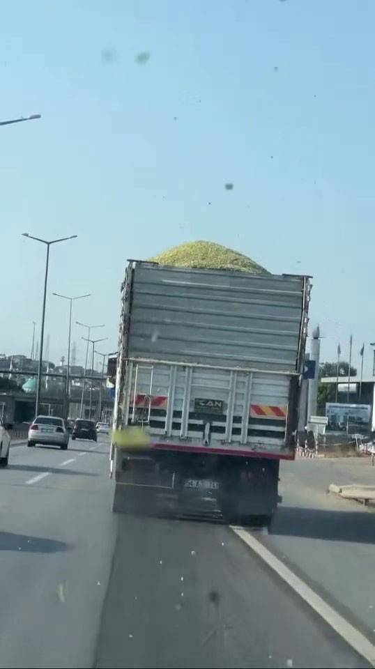 Taşıdığı Yükü Yola Savurarak İlerledi: Cezadan Kaçamadı