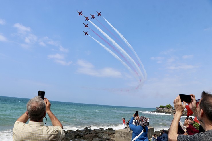 turk-hava-kuvvetlerinin-akrobasi-timi-turk-yildizlari-trabzonun-of-ilcesinde-gosteri-ucusu-gerceklestirdi-3.jpg