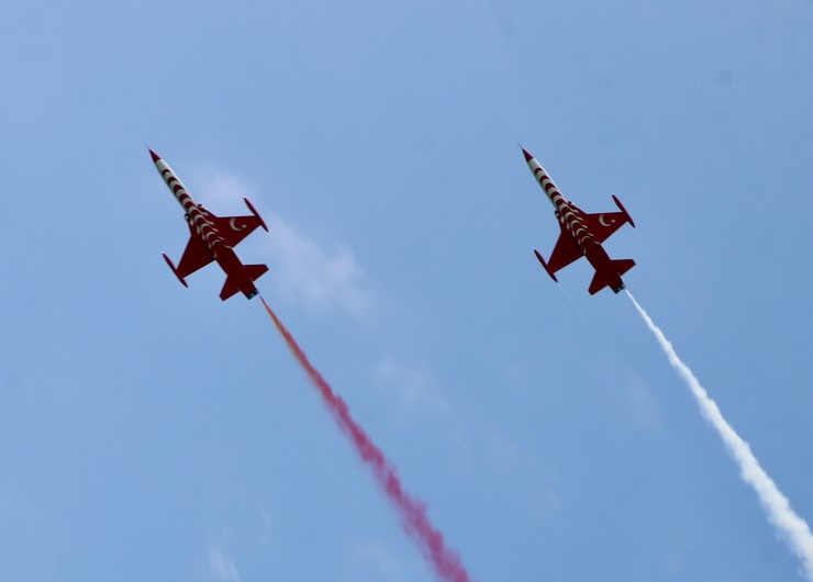 turk-hava-kuvvetlerinin-akrobasi-timi-turk-yildizlari-trabzonun-of-ilcesinde-gosteri-ucusu-gerceklestirdi-5.jpg