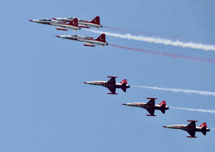 turk-hava-kuvvetlerinin-akrobasi-timi-turk-yildizlari-trabzonun-of-ilcesinde-gosteri-ucusu-gerceklestirdi-6.jpg