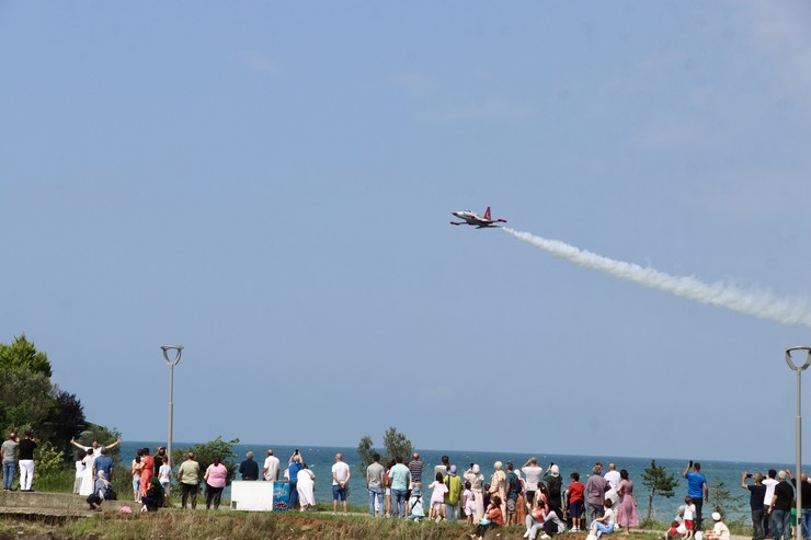 turk-hava-kuvvetlerinin-akrobasi-timi-turk-yildizlari-trabzonun-of-ilcesinde-gosteri-ucusu-gerceklestirdi-7.jpg