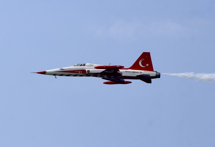 turk-hava-kuvvetlerinin-akrobasi-timi-turk-yildizlari-trabzonun-of-ilcesinde-gosteri-ucusu-gerceklestirdi-8.jpg