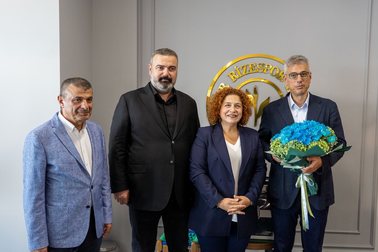 saglik-bakani-prof-dr-kemal-memisoglu-cesitli-programlara-katilmak-icin-geldigi-memleketi-rizede-caykur-rizespor-kulubunu-ziyaret-etti-1.jpg