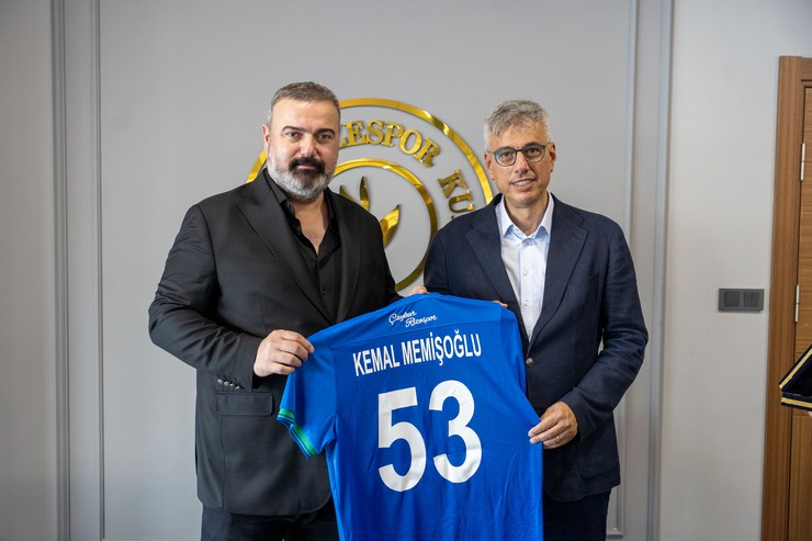 saglik-bakani-prof-dr-kemal-memisoglu-cesitli-programlara-katilmak-icin-geldigi-memleketi-rizede-caykur-rizespor-kulubunu-ziyaret-etti-4.jpg