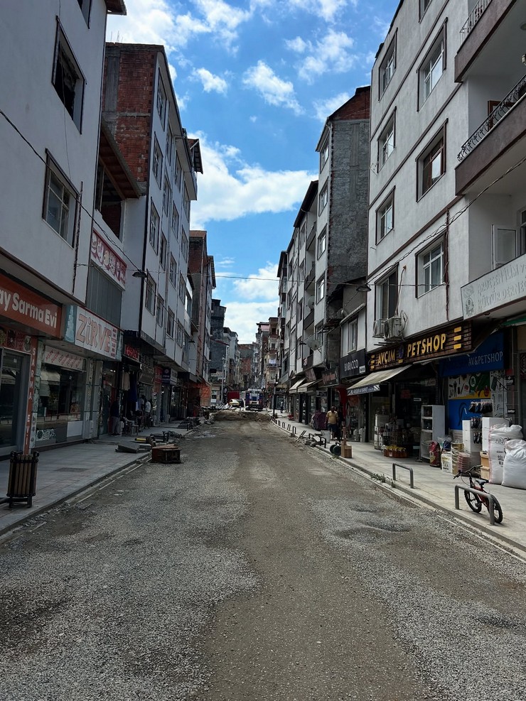 ardesende-cumhuriyet-caddesi-15-gunlugune-trafige-kapatildi-1.jpg