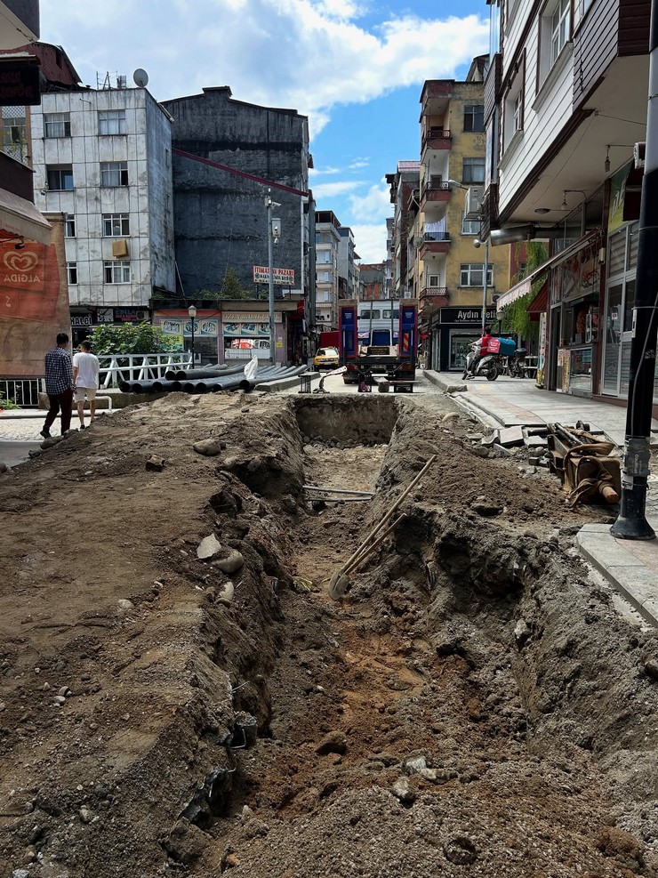 ardesende-cumhuriyet-caddesi-15-gunlugune-trafige-kapatildi-2.jpg