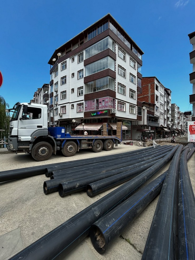 ardesende-cumhuriyet-caddesi-15-gunlugune-trafige-kapatildi-3.jpg