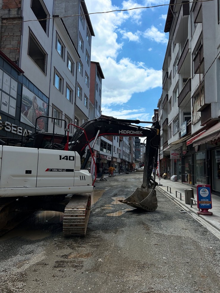 ardesende-cumhuriyet-caddesi-15-gunlugune-trafige-kapatildi-4.jpg