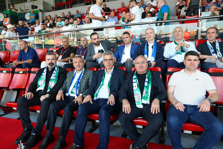 saglik-bakani-kemal-memisoglu-caykur-rizespor-goztepe-macini-trubunden-izledi-001.jpg