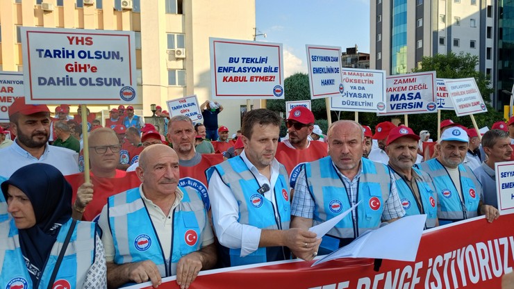 81-ilde-es-zamanli-sahaya-inen-memur-sen-rizede-valilik-onunde-yaptigi-aciklamada-gelirde-adalet-ucrette-denge-istiyoruz-diyerek-yetersiz-teklife-tepki-gosterdi-1.jpg