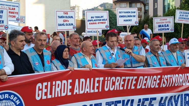 81-ilde-es-zamanli-sahaya-inen-memur-sen-rizede-valilik-onunde-yaptigi-aciklamada-gelirde-adalet-ucrette-denge-istiyoruz-diyerek-yetersiz-teklife-tepki-gosterdi.jpg