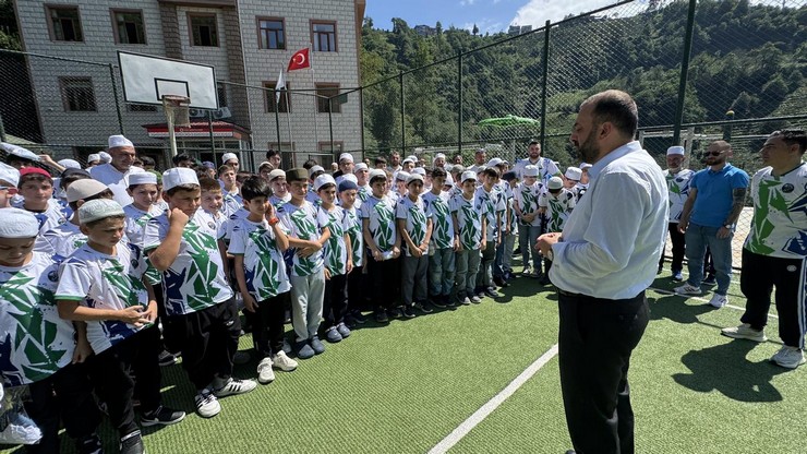 aykur-rizespor-sehr-i-mudafaa-taraftarlar-grubu-zavendikli-mustafa-hoca-kopuzlar-kuran-kursu-ve-pehlivantasi-mahallesi-camii-yaz-kuran-kursu-ogrencilerine-forma-hed-6.jpg