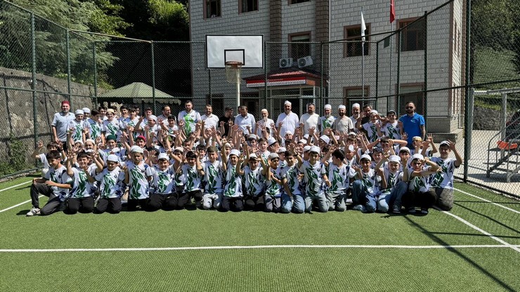 aykur-rizespor-sehr-i-mudafaa-taraftarlar-grubu-zavendikli-mustafa-hoca-kopuzlar-kuran-kursu-ve-pehlivantasi-mahallesi-camii-yaz-kuran-kursu-ogrencilerine-forma-hed-9.jpg