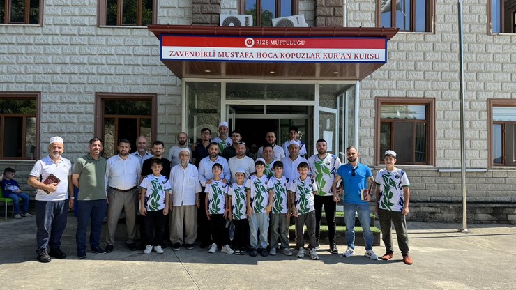 aykur-rizespor-sehr-i-mudafaa-taraftarlar-grubu-zavendikli-mustafa-hoca-kopuzlar-kuran-kursu-ve-pehlivantasi-mahallesi-camii-yaz-kuran-kursu-ogrencilerine-forma-hediy-1.jpg