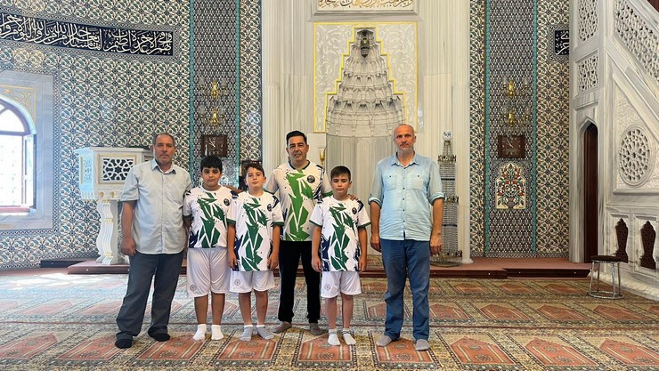 caykur-rizespor-sehr-i-mudafaa-taraftarlar-grubu-zavendikli-mustafa-hoca-kopuzlar-kuran-kursu-ve-pehlivantasi-mahallesi-camii-yaz-kuran-kursu-ogrencilerine-forma-hed-3.jpg