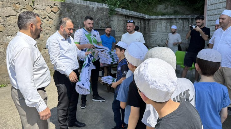 caykur-rizespor-sehr-i-mudafaa-taraftarlar-grubu-zavendikli-mustafa-hoca-kopuzlar-kuran-kursu-ve-pehlivantasi-mahallesi-camii-yaz-kuran-kursu-ogrencilerine-forma-hed-8.jpg